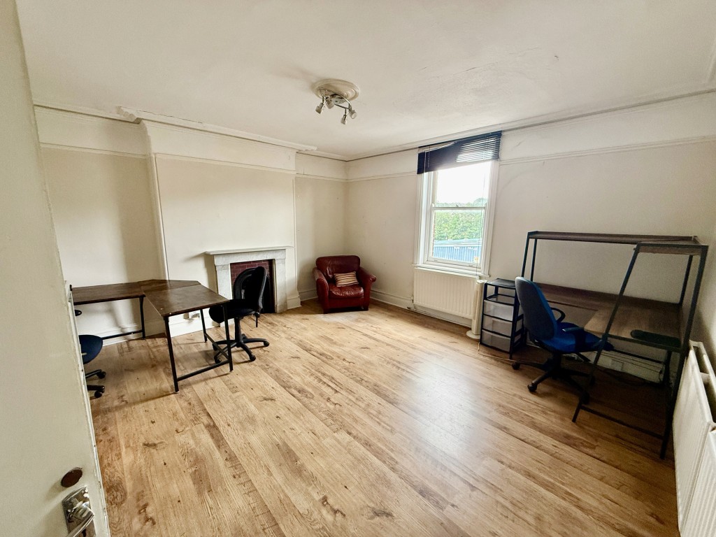Lot: 15 - BUSINESS CENTRE FOR INVESTMENT WITH LAPSED PLANNING FOR 12 FLATS - Room 21